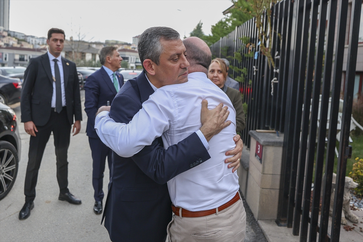 CHP Genel Başkanı Özel'den, annesi vefat eden eski milletvekili Cihaner'e taziye ziyareti