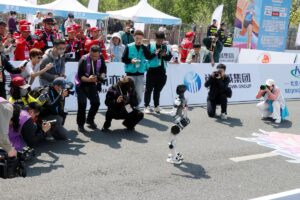 - Dünyanın ilk insan ve robot yarı maratonu, başkent Pekin'de