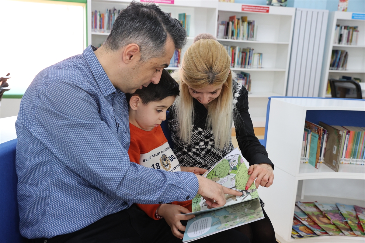 Çocuklarına kitap sevgisini aşılamak için gittikleri kütüphanenin müdavimi oldular