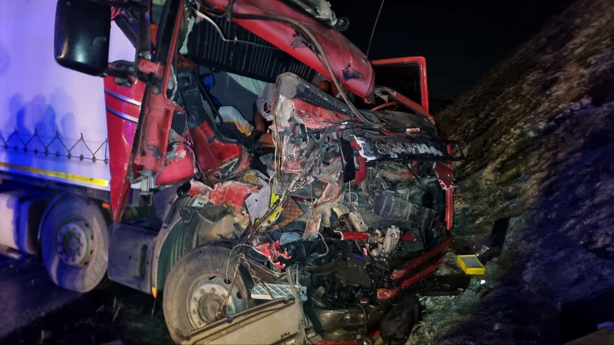 Çorum'da tırla çarpışan kamyondaki 3 kişi yaralandı