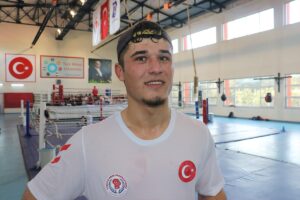 KASTAMONU (AA) – BİLAL KAHYAOĞLU – Babasıyla birlikte demir döverek