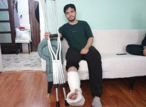 İSTANBUL (AA) – Zeytinburnu'nda, deprem sırasında evinin penceresinden park halindeki