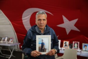 DİYARBAKIR (AA) – Dağa kaçırılan çocukları için eski HDP il