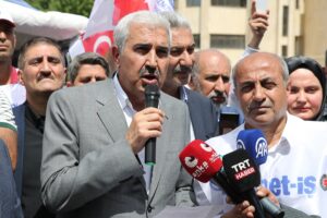 DİYARBAKIR (AA) – Diyarbakır'da bazı belediyelerde işten çıkarılan işçilerin eylemi