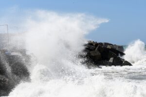 DÜZCE (AA) – Düzce'nin Akçakoca ilçesinde kuvvetli rüzgar nedeniyle denizde