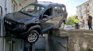 EDİRNE (AA) – Edirne'de evin balkonuna çarpan cipteki bir kişi