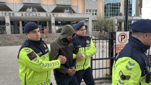 EDİRNE (AA) – Edirne'de 8 düzensiz göçmenin yakalandığı kamyonetin sürücülüğünü