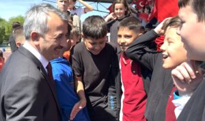 EDİRNE (AA) – Edirne'de katıldığı programda Vali Yunus Sezer'den okullarına