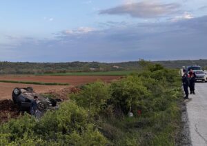 EDİRNE (AA) – Edirne'de, otomobilin yoldan çıkarak tarlaya devrilmesi sonucu