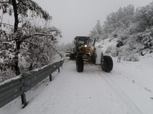ELAZIĞ (AA) – Elazığ'ın Sivrice ilçesinde etkili olan kar yağışı
