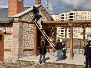 ERZURUM (AA) – Erzurum'da, arkadaşıyla girdiği iddia üzerine çıktığı çatıda