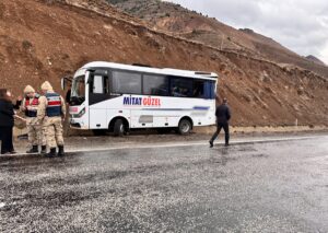 ERZURUM (AA) – Erzurum'da bir fabrikanın servis midibüsü yamaca çarparak