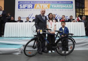 ERZURUM (AA) – Erzurum'da geri dönüştürülebilir atıklara dikkati çekmek amacıyla