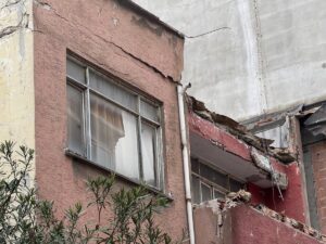 İSTANBUL (AA) – Esenler'de çatısından parçalar kopan 3 katlı bina