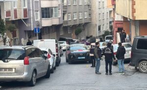 Esenler'de eşini bıçaklayarak öldüren zanlı, intihar girişiminde bulundu İSTANBUL (AA) – Esenler'de boşanmak isteyen eşini bıçaklayarak öldüren şüpheli,