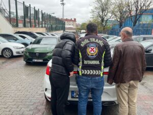 İSTANBUL (AA) – Esenyurt'ta trafiği tehlikeye düşüren sürücü ile yanındaki