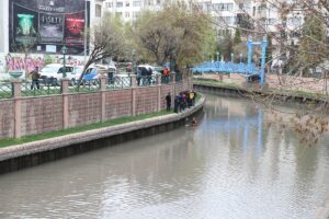 ESKİŞEHİR (AA) – Eskişehir'de kent merkezinden geçen Porsuk Çayı'nda erkek