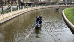 ESKİŞEHİR (AA) – Eskişehir'de kent merkezinden geçen Porsuk Çayı'nın rengi