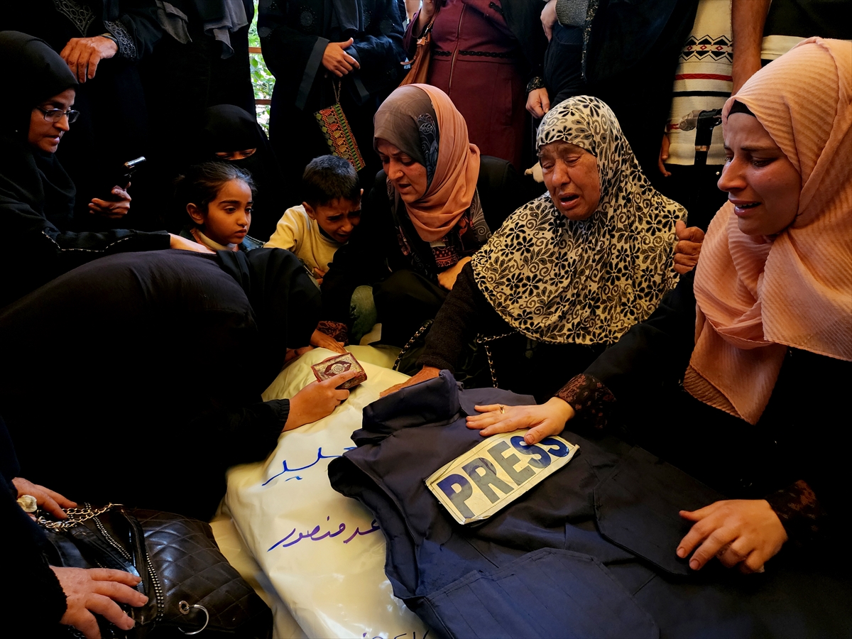 İsrail'in Gazze'de gazetecilerin çadırına saldırısında ağır yaralanan bir gazeteci daha hayatını kaybetti