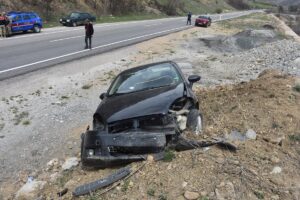 GÜMÜŞHANE (AA) – Gümüşhane'de yol kenarındaki toprak birikintisine çarpan otomobildeki