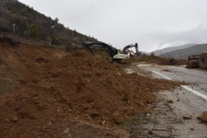 GÜMÜŞHANE (AA) – Gümüşhane'nin Kelkit ilçesinde toprak kayması nedeniyle çökme