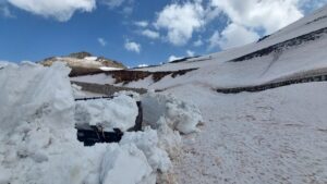 HAKKARİ (AA) – Hakkari'nin Şemdinli ilçesinde ekipler, karla kaplı üs