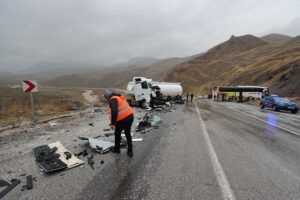 HAKKARİ (AA) – Hakkari'de otobüs ile yakıt tankerinin çarpışması sonucu