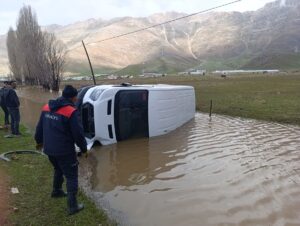 HAKKARİ (AA) – Hakkari'nin Yüksekova ilçesinde sürücüsünün köpeğe çarpmamak için