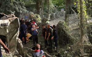 HATAY (AA) – Hatay'ın Defne ilçesinde freni arızalanan hafriyat kamyonunun