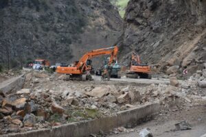 GÜMÜŞHANE (AA) – Heyelan nedeniyle ulaşıma kapanan Gümüşhane-Giresun kara yolunun