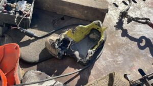 ISPARTA (AA) – Isparta'da, yolda kalan otomobili çekiciye yükledikleri sırada