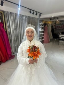 ISPARTA (AA) – Isparta'nın Şarkikaraağaç ilçesinde gelinlik giyme hayali kuran