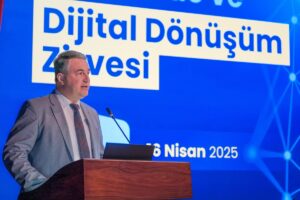 - Zirve kapsamında sektör temsilcileri ve akademisyenler bir araya geldi