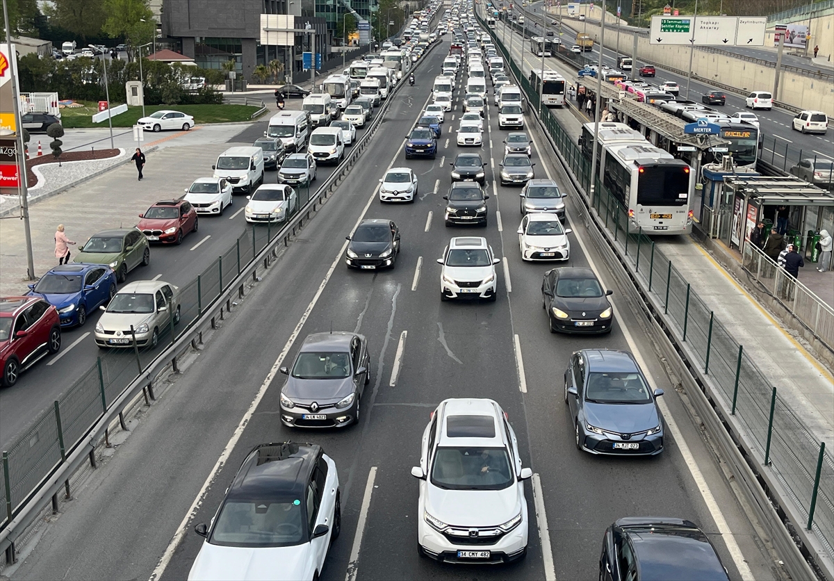 İstanbul'da akşam saatlerinde trafik yoğunluğu yaşanıyor