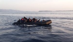 İZMİR (AA) – İzmir'in Çeşme ilçesi açıklarında 41 düzensiz göçmen