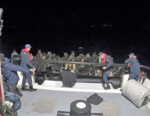 İZMİR (AA) – İzmir'in Dikili ilçesi açıklarında 46 düzensiz göçmen