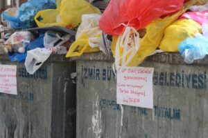 İZMİR (AA) – İzmir'in Çiğli ilçesinde belediye işçilerinin grevi nedeniyle