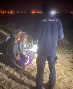 İZMİR (AA) – İzmir'in Dikili ilçesinde 7 düzensiz göçmen yakalandı.