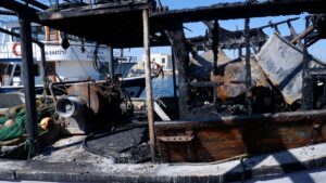 İZMİR (AA) – İzmir'in Foça ilçesinde, balıkçı barınağında çıkan yangında