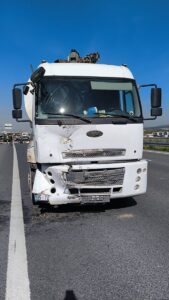 İZMİR (AA) – İzmir'in Kemalpaşa ilçesinde, kamyonun otoyolda geri manevra