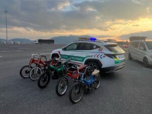 İZMİR (AA) – İzmir'in Kemalpaşa ilçesindeki otoyolda yarışan 5 motosiklet