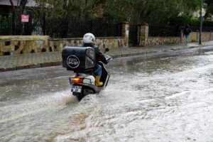 İZMİR (AA) – İzmir'de gök gürültülü sağanak yaşamı olumsuz etkiledi.