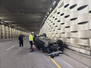 İZMİR (AA) – İzmir'in Konak ilçesinde beton bariyere çarparak takla