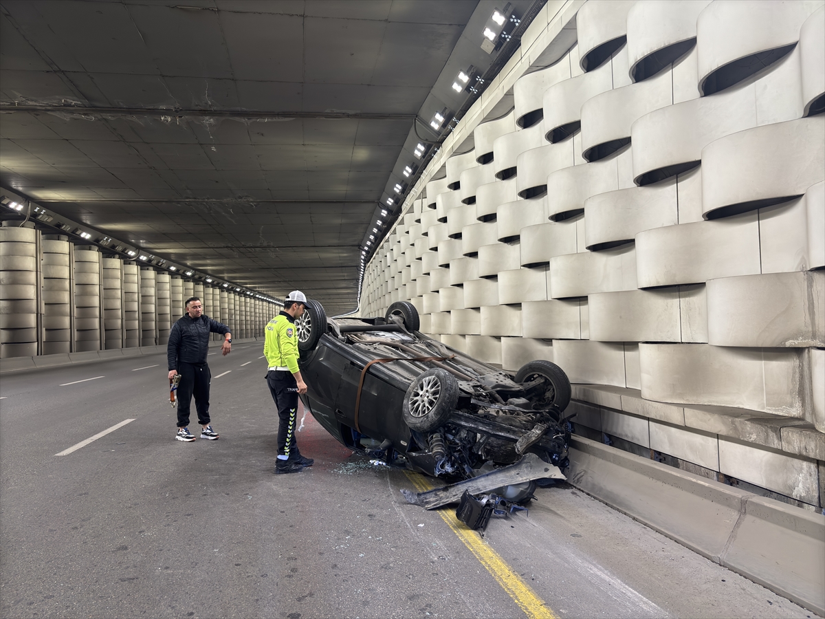 İzmir'de takla atan otomobilin sürücüsü yaralandı