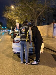 İSTANBUL (AA) – Kadıköy'de otomobilin camından sarkan sürücü ile yanındaki