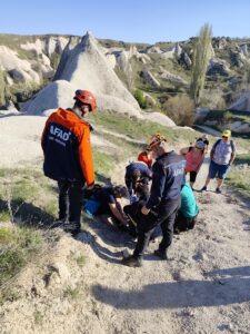 NEVŞEHİR (AA) – Kapadokya'da vadi yürüyüşü sırasında ayağından sakatlanan İspanyol