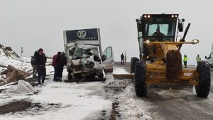 KARS AA) – Kars-Ardahan kara yolunda kamyonetin kar küreme aracına