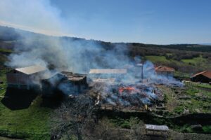 - İtfaiye ekiplerinin müdahalesi sürüyor