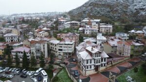 KASTAMONU (AA) – Kastamonu'da kent merkezi ile yüksek kesimlerde kar