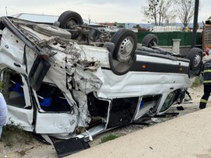 KASTAMONU (AA) – Kastamonu'da minibüs ile tırın çarpıştığı kazada 10